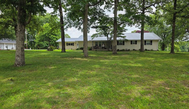 MEMAW'S Spacious 4 bedroom house with a pool & big yard! Golf course 1 mileaway.