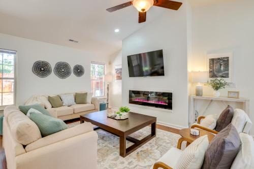 Mini Putting Green & Fire Pit: Simpsonville Gem