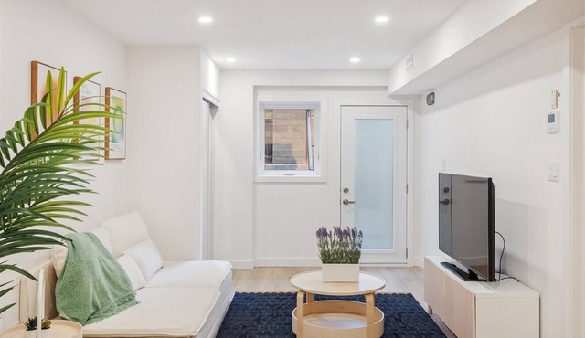 Modern 2-Bedroom, Newly Renovated in Central Toronto