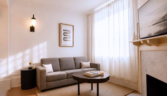 Modern 3 Bedroom Downtown Flat with Parking