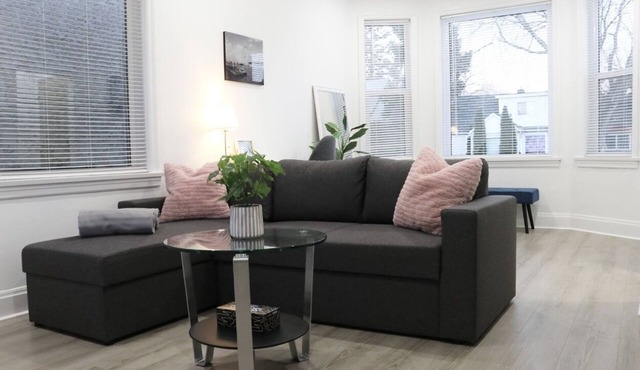 Modern 3BR Home near Airport & PoloPark | Sleeps 8