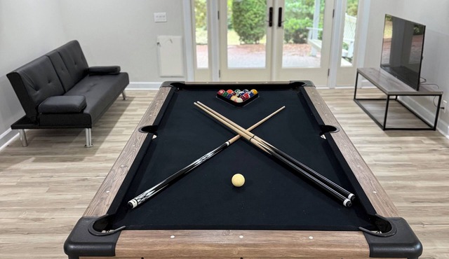 Modern 5-Bed Home + Pool Table Fun