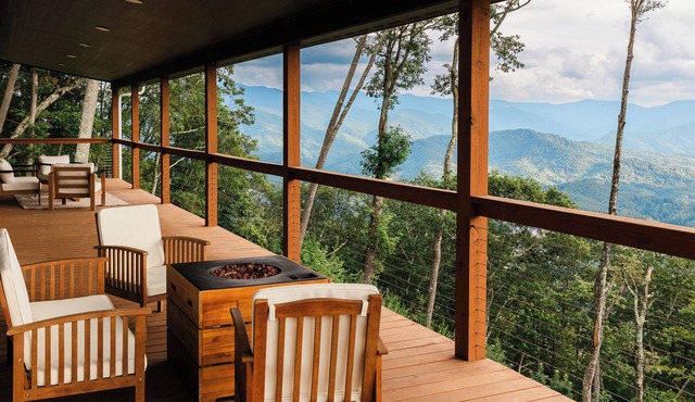 Modern 5BR/3 Bath 4000sq ft Escape, Movie RM, 2 decks, Grill, above clouds views