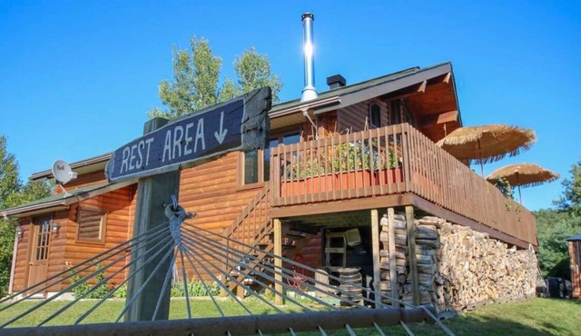 Modern Cabin with stunning river views, hot tub