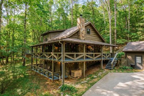 Modern Cabin with Luxury Gym, Firepit + Game Room!