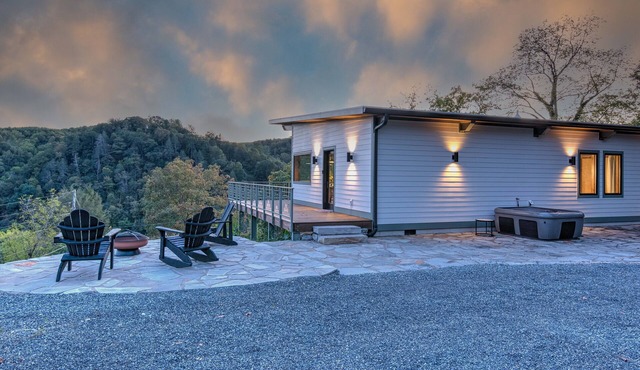 Modern Luxury Meets Mountain Getaway. Amazing Views, Hot Tub+More!