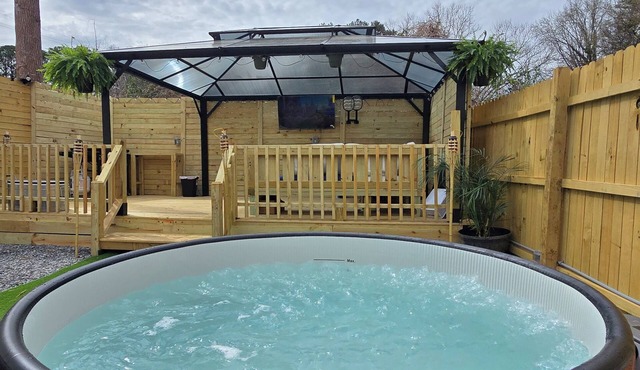 Modern Oasis near CLT Airport: Hot Tub & Lounge