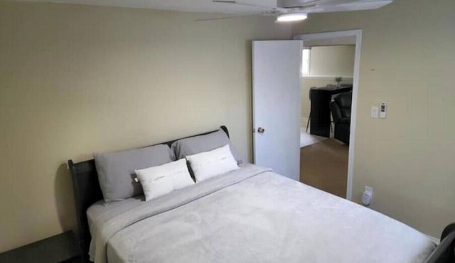 Modern Private Suite w/Kitchen & Full Bath
