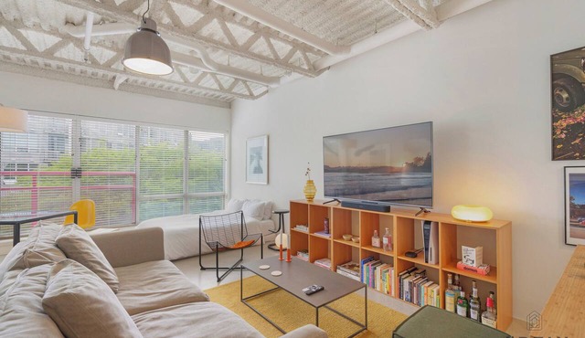 Modern & Stylish Studio Flat - Right off Main St.