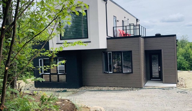 Mont Tremblant -Newly Built Home. SKI ,HIKE, EXPLORE NATURE Private Hot Tub!