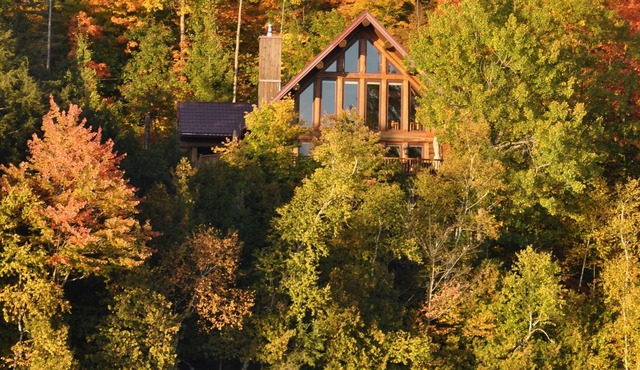 Moonlit Peak Chalet: Stunning Lakefront w/hot tub