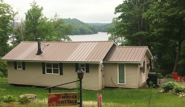 Moose Cottage - Cozy Algonquin Highlands Lakefront Hideaway!