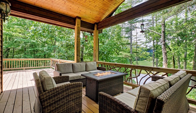 Mountain Green! Overlooking Pond and Portion Of Sapphire National Golf Course!