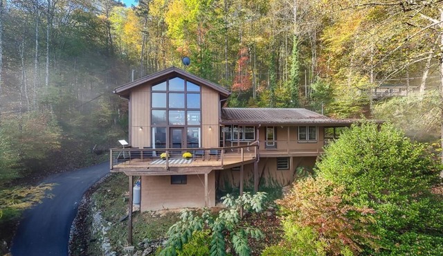 Mountain View - Large Open Deck - Gas Fireplace