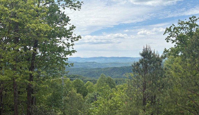 Mountain View Rental 5 minutes to Historic Blowing Rock! Private Hot tub!