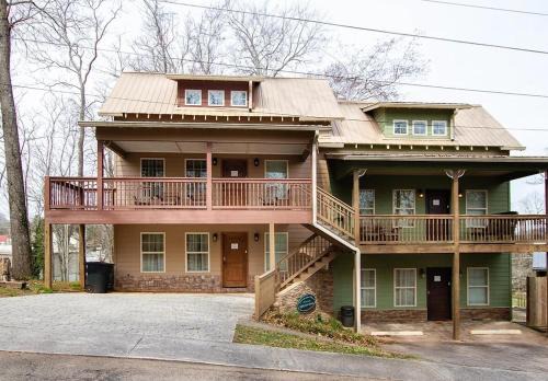 Mountain View Villa on Choice Ave - Steps to Downtown