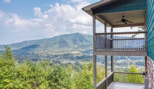 Mountain Views for 14, Hot Tub, Game Room, Theater | Community Pool, Peaceful Wears Valley Home, 30 Mins to Dollywood and Gatlinburg, 24 Hr Hospitality