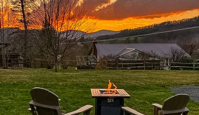 Mtn Air, Endless Relaxationl! - Tiny House Near West Jefferson & w/Fire Pit