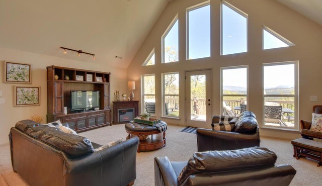 Mtn Views, Game Room, Hot Tub! Lakemont Retreat