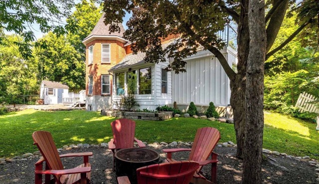 Muskoka Stay in Downtown Huntsville with Firepit