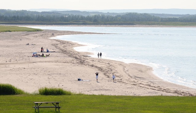 Nautical Retreat & Rentals - 2 Bedroom Ocean View Cottage w. Private Beach
