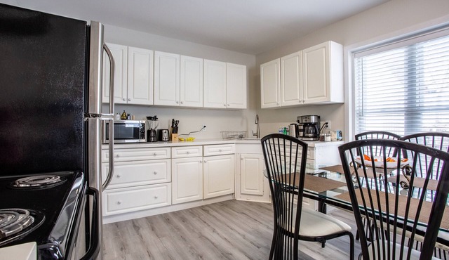 Near Batawa Ski Hill Cozy Modern Riverview Home w/5 Beds + Crib + FAST WiFi