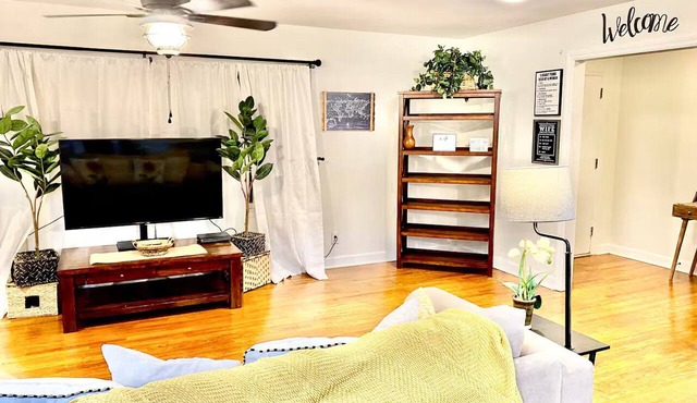 Near McLeod & Downtown · Sleeps 6 · Free WiFi