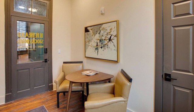 Near Med Centers: Historic Apt in Dtwn Florence!