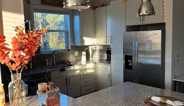 Neighboring TOP GOLF cozy illuminated 2bed 2bath
