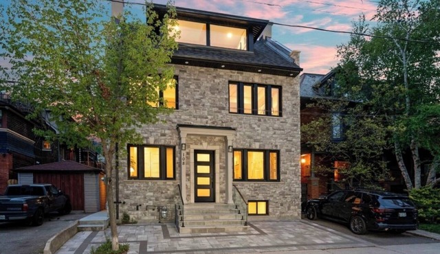 *NEW* 6 BR Luxury Stay Steps Away from Yorkville