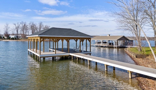 NEW 6BR Luxury Lakefront Lake Anna Private Boathouse!
