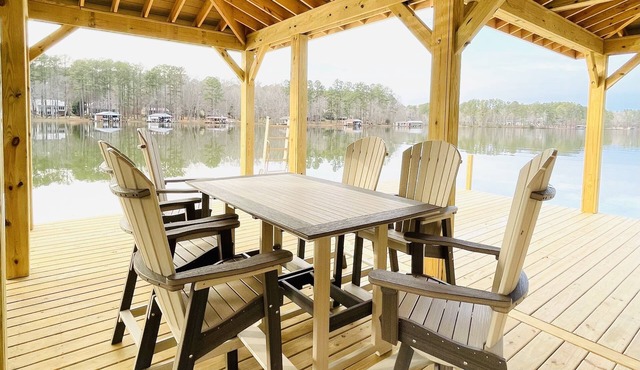 NEW BOATHOUSE! 5Br + Flat 1 Acre Lakefront + Kayaks + Shuffleboard + Firepit