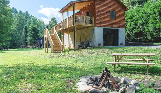 New Cabin with Fiber OPTICS WIFI,HOT TUB, STOCKED CREEK