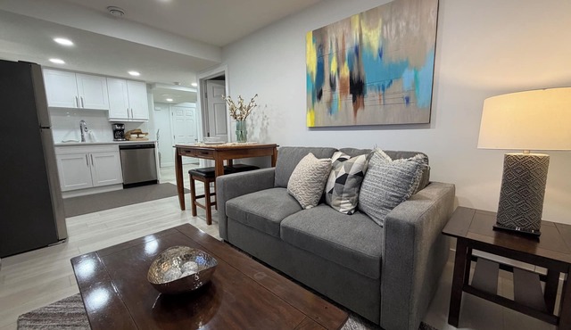 New, Cozy 1-Bed Room, Bsm Suite. with AC in Beautiful Edmonton, Prívate Entry.