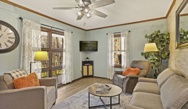 NEW! Cozy, Secluded 3/2, Kid & Family Friendly! Mins to Lansing and West Jeff!