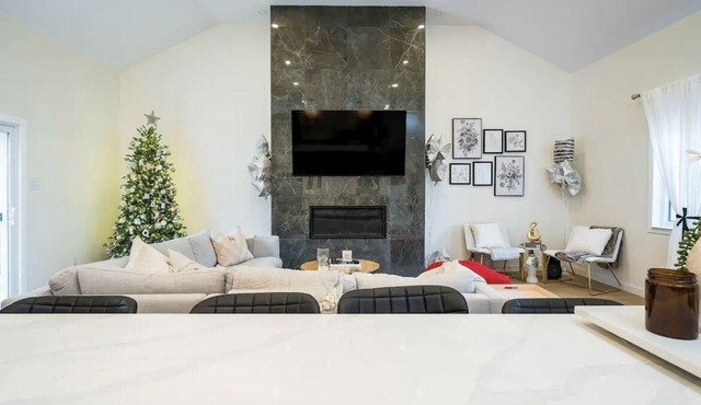 *New* Cozy Ski in/out chalet with hottub in the heart of the blue mountains.
