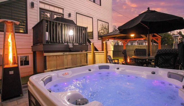 New Hot Tub, Spacious, Near Downtown