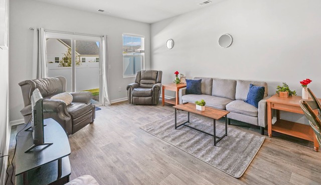 New Modern 3BR/3BA Townhome. Quiet Retreat w/Pool, Playground and Free Parking.