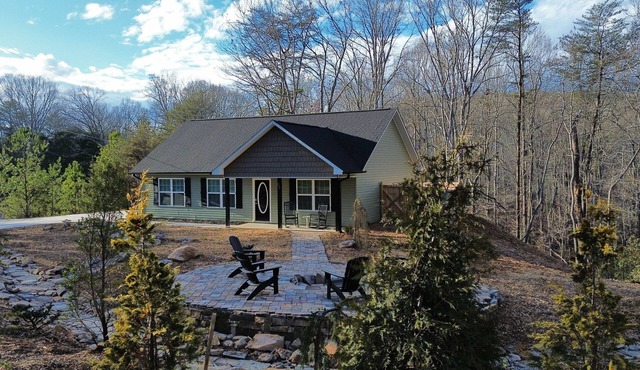 New Pet-Friendly less than 5 minutes to Dahlonega Square
