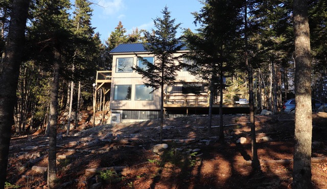 NEW! Stunning 2-story cabin retreat, overlooks protected bay - amazing views!