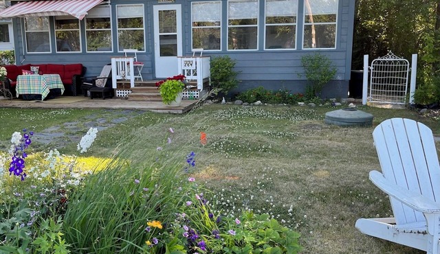 New to VRBO! Classic cottage w/lovely view of Lake Wpg. Steps from the water!