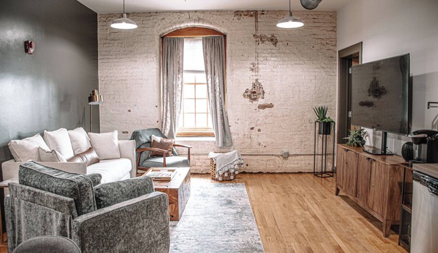 NEW-Walkable Dtown-Free Parking-Near UT-1st floor
