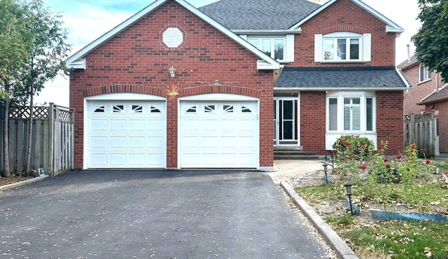 Newly 3-bedroom &2 bathroom Basement Apt with parking in welcoming Richmond Hill