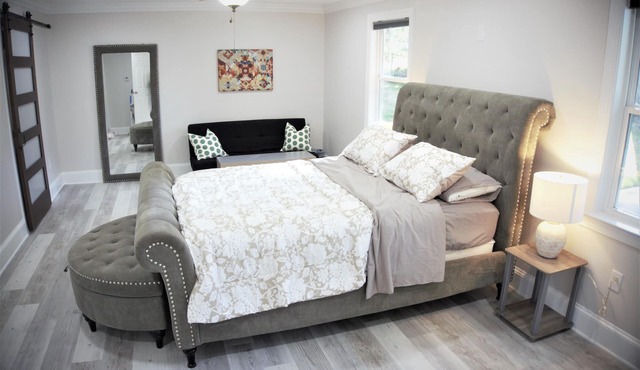 *NEWLY BUILT* 4 BR (7 beds) Retreat by Noda, Uptown, Plaza Midwood, Conv Center