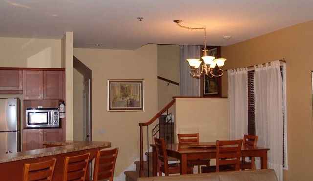 Newly refreshed lovely quiet 3 bdrm corner unit, fully furnished, hi speed wifi