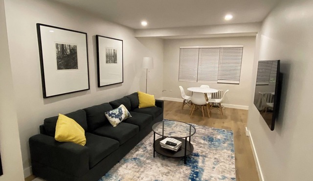 Newly Renovated 2 Bedroom Beauty! Located in Port Credit, Mississauga.