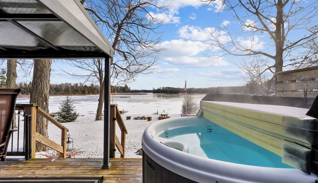 Newly renovated 4 season, 3-bedroom Cottage with Hot Tub!
