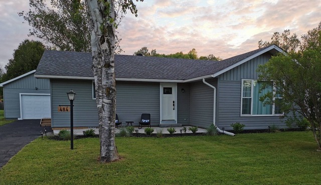 Newly Renovated Modern cottage within walking distance to Saugeen river.