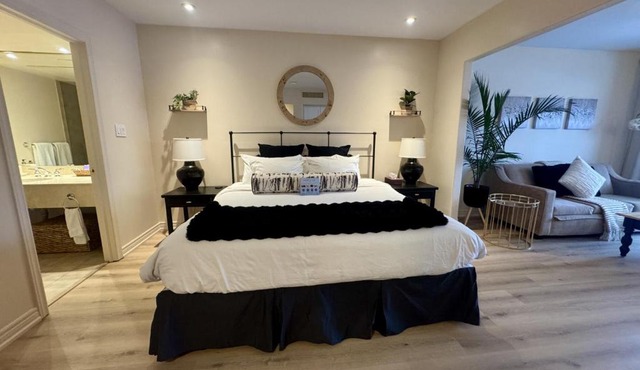 Newly Renovated Ski-In Ski-Out 1-Bedroom Condo with Pool, Gym, Sauna by Horseshoe Valley