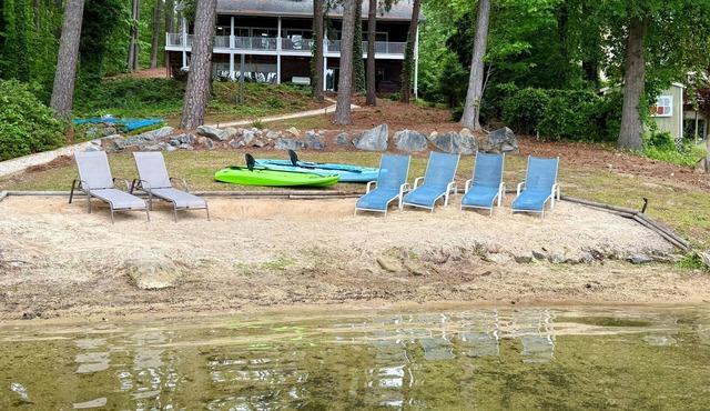 💥New💥Sandy Beach! Main lake, kayaks, dock, hot tub, theater, game room, dogs!